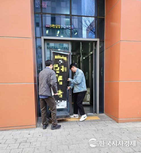 연수구, 송도동 내 상가주변 불법 유동광고물 야간 정비