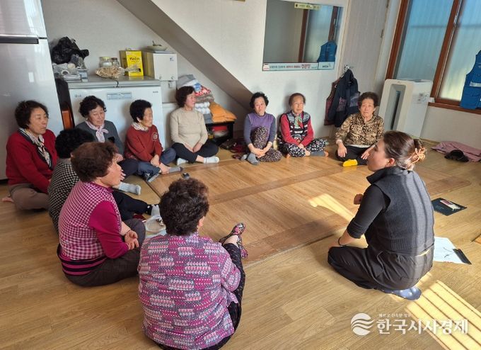 여수시가 3월부터 11월까지 경로당과 마을회관 등 어르신 이용시설을 대상으로 ‘찾아가는 어르신 스마트폰 방문 교육’을 추진한다.