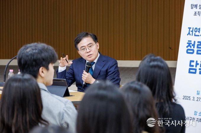 진교훈 서울 강서구청장(정면)이 27일(금) 구청 지하상황실에서 열린 ‘저연차 공무원 청렴소통 담론회’에서 직원들과 이야기를 나누고 있다.