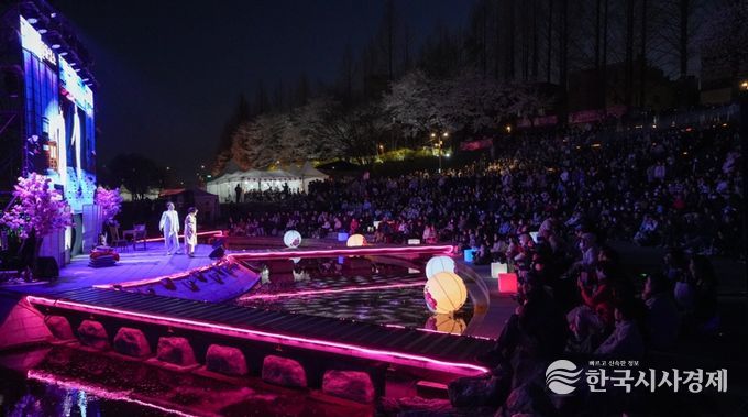 벚꽃 등 축제 수변무대