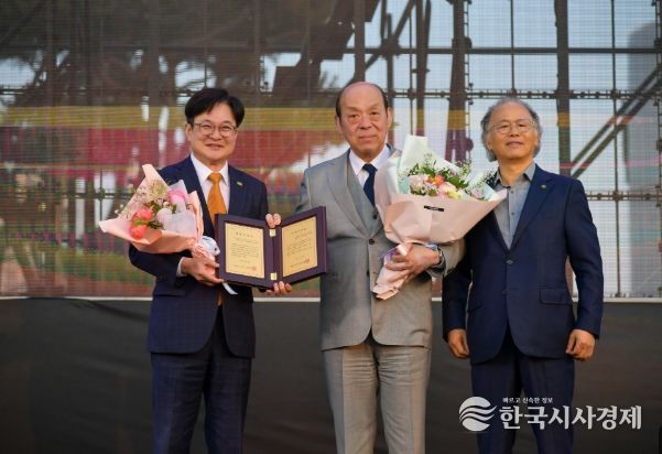 김병수 시장이 제15대 심수관에게 명예시민증을 수여했다.