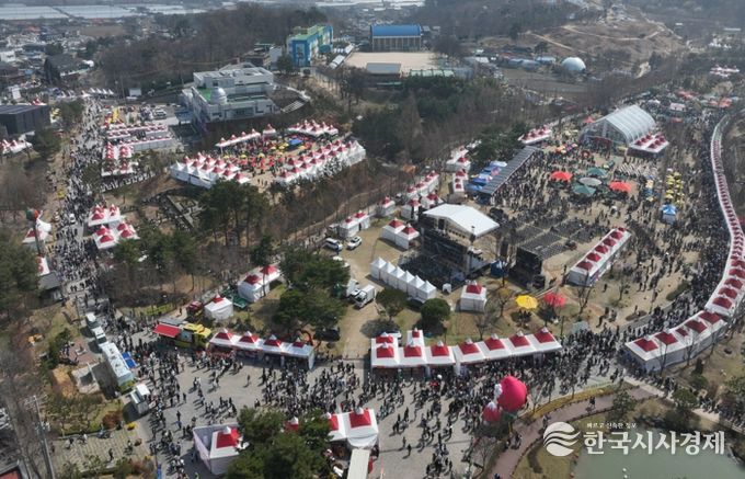 논산시, 딸기향 가득한 족욕장.. 축제 속 힐링