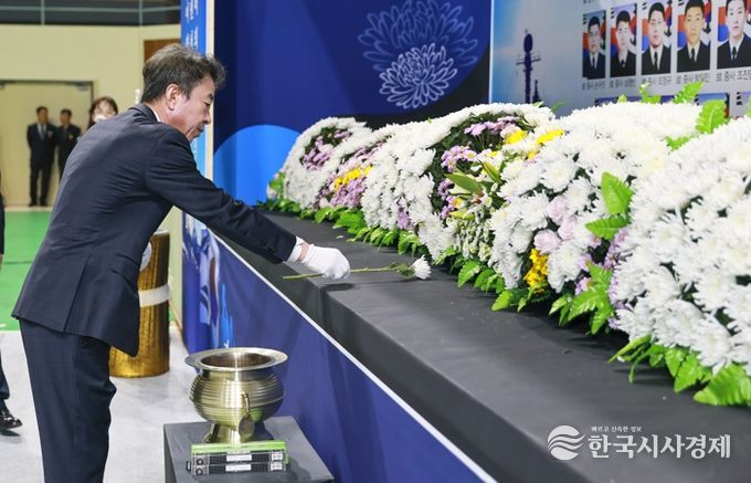 최혁준 경주시 부시장이 27일 황성공원 실내체육관에서 열린 ‘제11회 서해수호의 날’ 기념식에서 서해 수호 55용사를 추모하며 헌화하고 있다.
