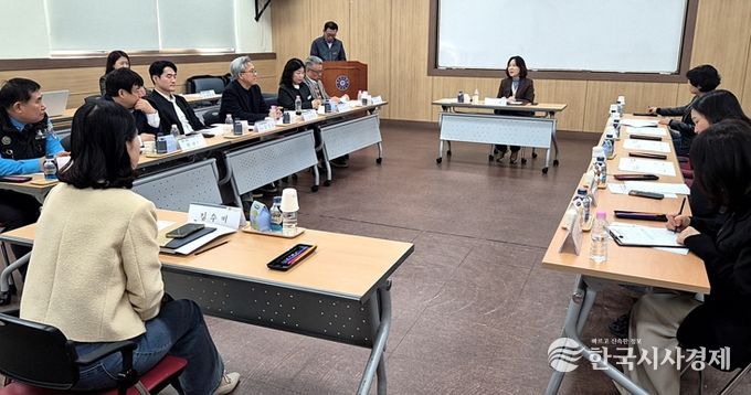 경주시는 청소년수련관에서 ‘2026년 경주시 청소년안전망 제1차 청소년복지실무위원회’를 26일 열고 위기청소년 지원 방안을 논의하고 있다.