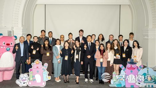 제1회 서울 명예시민 네트워킹 데이에 참석한 명예시민들과 김길영 도시계획균형위원회 위원장, 김수덕 글로벌도시정책관 다함께