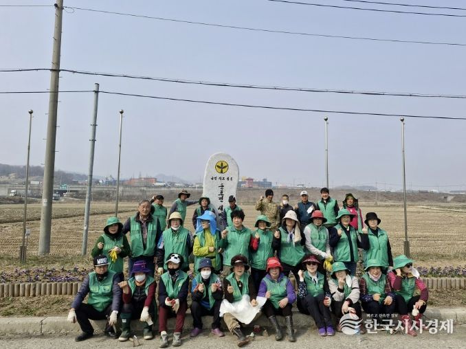 꽃묘 식재 활동에 참여한 새마을지도자둔포면협의회·부녀회원 단체 기념촬영을 하고 있다.