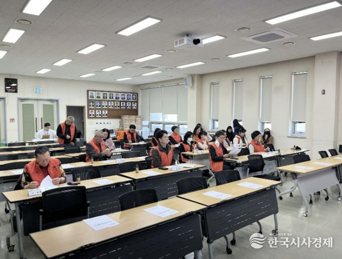 온양3동 행복키움추진단 위원들이 저소득 가구 자녀 장학금 지원을 위한 정기회의에서 의결을 진행하고 있다.