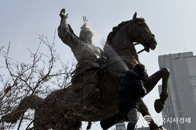 수원시 장안구, ‘우리공원 새빛 새단장’ 새봄맞이 동상 세척 실시