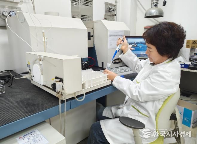 밀양시농업기술센터 토양검정 담당 직원이 토양 성분을 분석하고 있다.