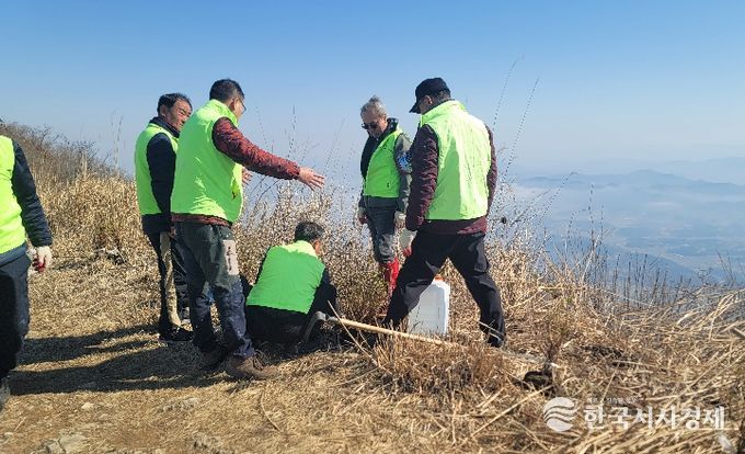 홍성군 광천읍, 오서산 정상서 봄 맞이 나서