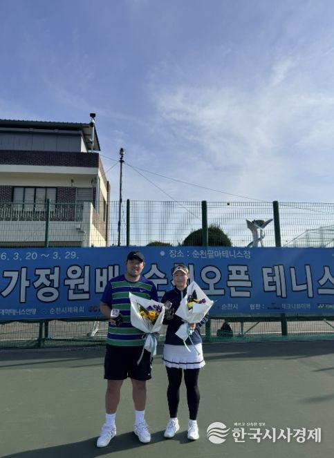 오른쪽 김재환, 왼쪽 권미정