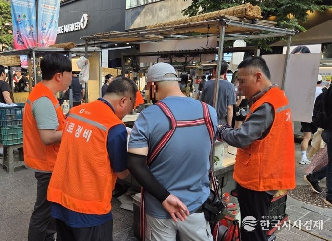 지난해 명동 거리가게 점검 모습