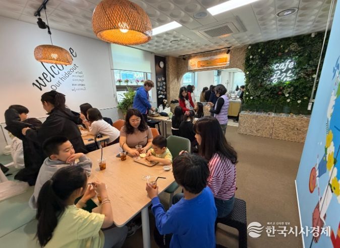 청소년 카페 틴 바리스타를 고객들이 찾았다.