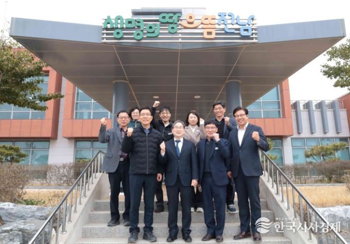 강상구 나주시장 권한대행(가운데)이 지난 24일 전라남도 종자관리소를 방문해 종자 생산 과정과 품질 관리 체계를 살폈다. (사진 제공-나주시)