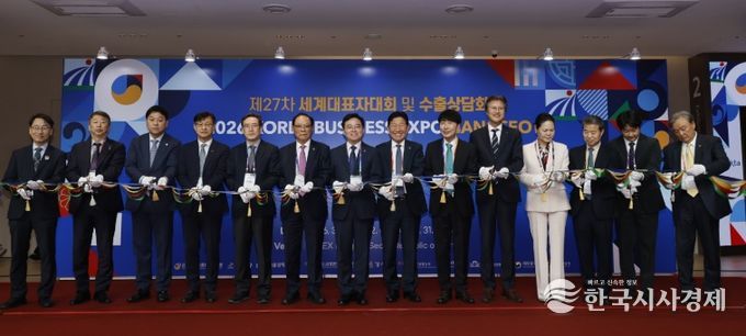 진교훈 서울 강서구청장(왼쪽 일곱 번째)이 31일(화) 코엑스 마곡에서 ‘한국 비즈니스 엑스포 강서’와 연계해 열린 ‘전시·수출 상담회’ 개막식에 참석해 내빈들과 테이프 커팅을 하고 있다.