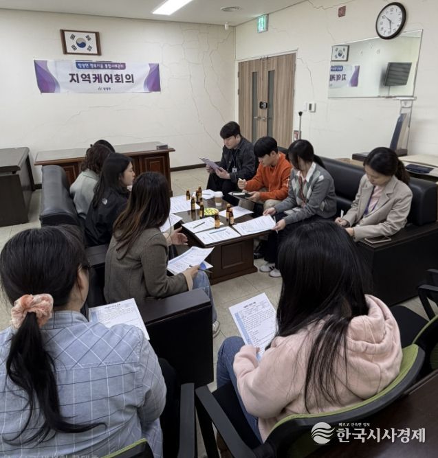 탕정면 지역케어회의 참석자들이 위기가구 지원 방안을 논의하고 있다.