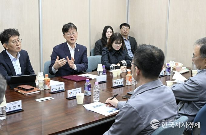 이민근 안산시장(사진 왼쪽 두번째)이 3월 31일 (주)우성염직 공장에서 애로사항을 듣고 대응방안을 논의하고 있다