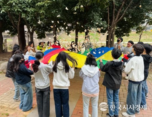 금구초등학교 6학년 2반 학생들이 학교숲에서 파라슈트를 활용한 지구