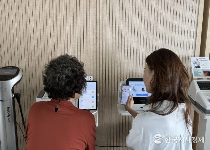 스마트 기기를 활용해 참여자의 건강 상태와 스트레스 수준을 측정하고 있다.