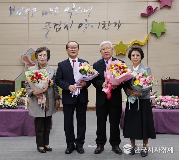 이취임식(왼쪽에서 두 번째 이덕흥 이임 회장, 세 번째 장용현 신임 회장)