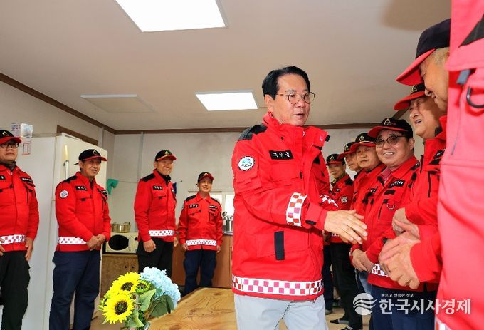 송인헌 괴산군수가 5일 산불대응센터를 점검하고 산림재난대응단을 격려하고 있다.
