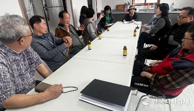 괴산군 감물면 거문마을에서 주민들이 아름다운 마을길 만들기 프로그램 운영 회의를 하고 있다