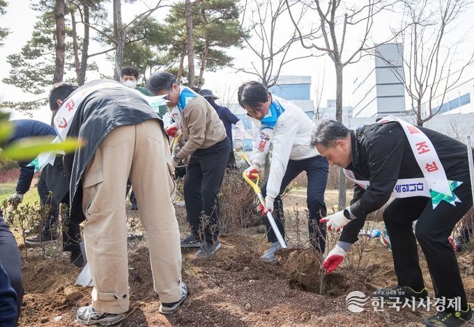 인천 서구, 식목일 기념 나무 심기 및 산불 예방 캠페인 전개... 나무 심고 산림 지키고