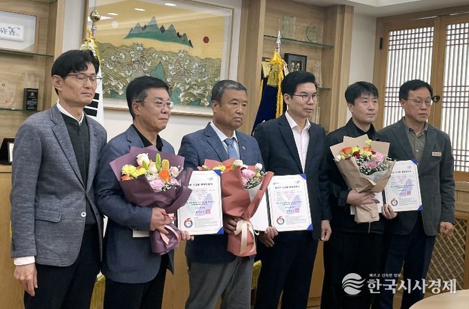 김광열 영덕군수(왼쪽 네 번째)가 수산물품질인증을 획득한 업체와 인증서 수여를 기념하고 있다.
