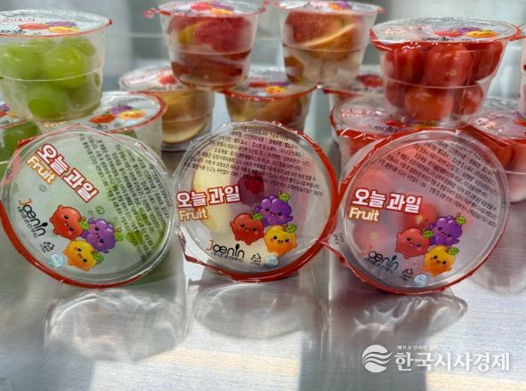 밀양시 관내 초등학교 돌봄교실에 제공되는 과일 간식 모습