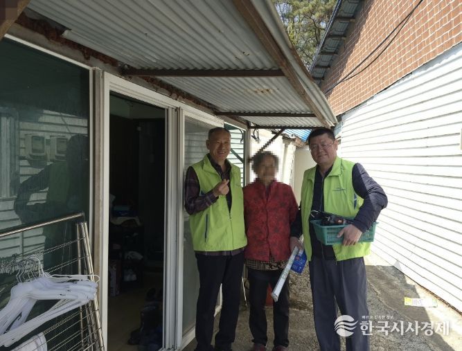 인창동 지역사회보장협의체 장상진 위원장과 최영한 부위원장이 전기선을 정비하고 있다.