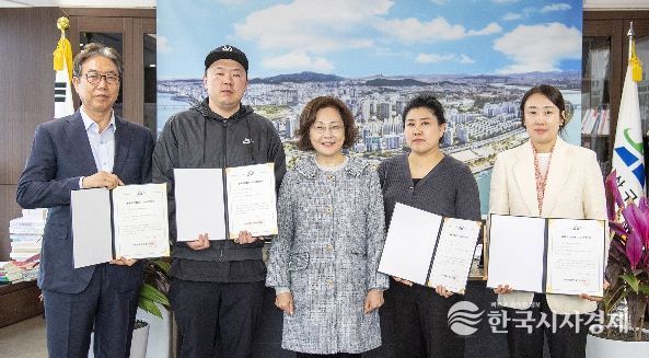 4월 6일 박희영 용산구청장(왼쪽에서 세 번째)이 ‘골목형상점가’로 추가 지정된 상인들과 기념촬영을 하고 있다.