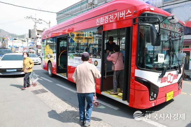 주민들이 의령빵빵버스에 탑승하고 있다.