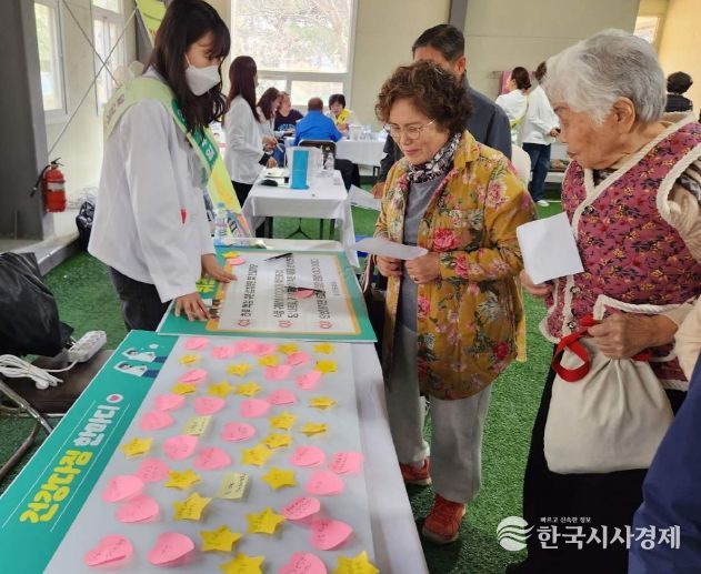군민들에게 비만예방 캠페인에 대해 설명하고 있다.