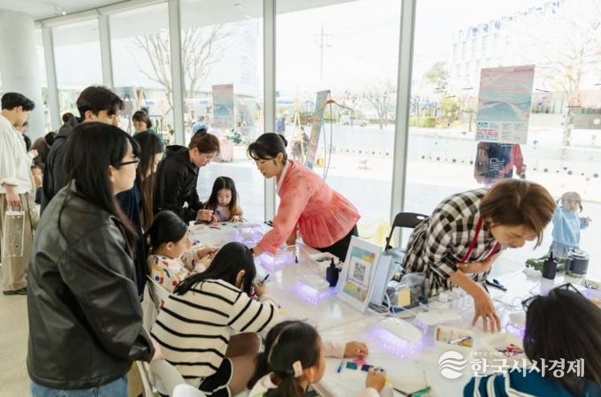 “진주의 봄을 화려한 비단 빛으로 물들이다” - 체험