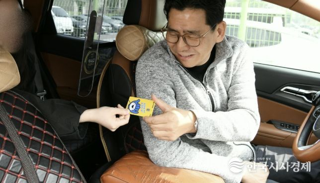 한 시민이 부천페이로 개인택시 요금을 결제하고 있다.
