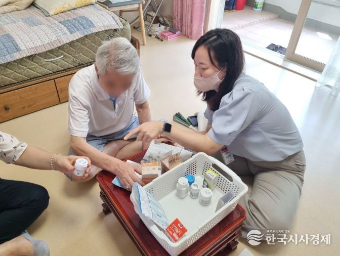 관악구 방문 약료 사업을 통해 다제약물 복용 어르신을 복약 지도하는 약사
