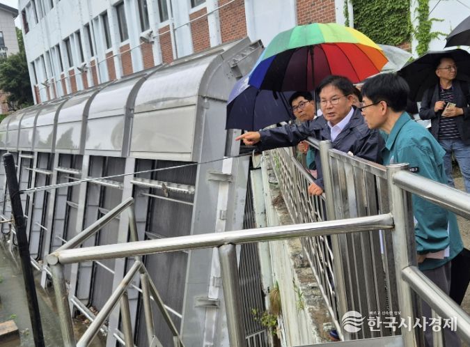 지난해 비가 오는 날 박강수 마포구청장이 빗물펌프장을 방문했다.