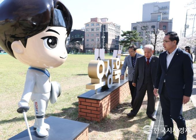 박희조 동구청장이 명예도로 ‘오상욱거리’ 기념 조형물을 살펴보고 있다.