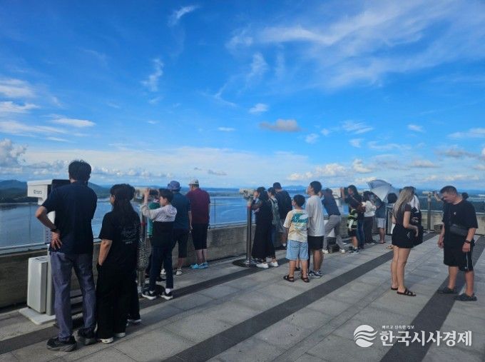 다양한 국적의 외국인들이 애기봉평화생태공원을 방문하고 있다.