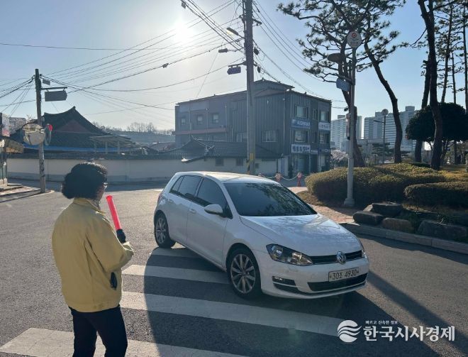 군청사 주차장 입구에 안내 요원 배치