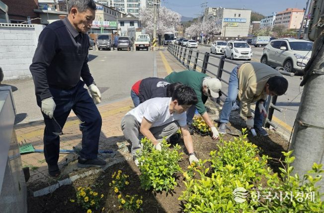 수원시 장안구 파장동 주민자치회, ‘주민 손길로 가꾼 손바닥정원’ 새단장