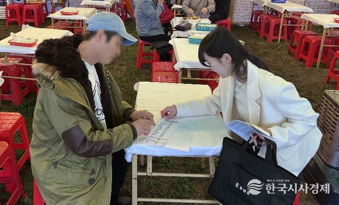 1. 위생관리 전담반이 식품접객업소 특별 위생점검을 실시하고 있다.