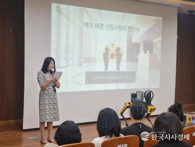 울산 지역 유초중등 교(원)장들이 9일 울산교육연수원에서 학교경영 역량강화 직무연수를 듣고있다