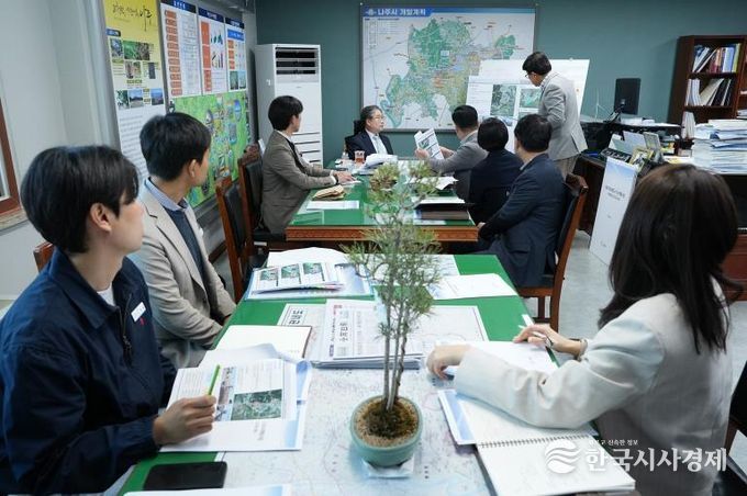 나주시가 지난 8일 부시장실에서 ‘나주역세권(KTX) 복합개발 기본구상 및 타당성 검토 용역 보고회’를 열고 사업 추진 상황을 점검했다.