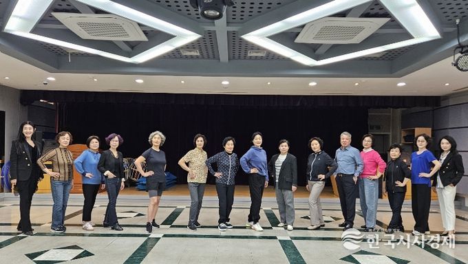 북구청소년회관, 시니어 모델·가곡 교실 큰 호응