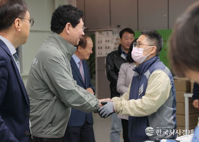 이상일 용인특례시장이 10일 성만원을 방문해 관계자들과 인사를 나누고 있다