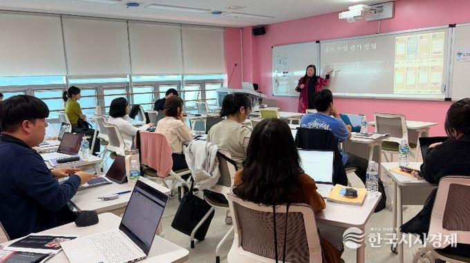 중고등학교 교사들이 10일 울산교육연구정보원 교육연구지원센터에서 '질문 중심 학습' 연수를 듣고있다.