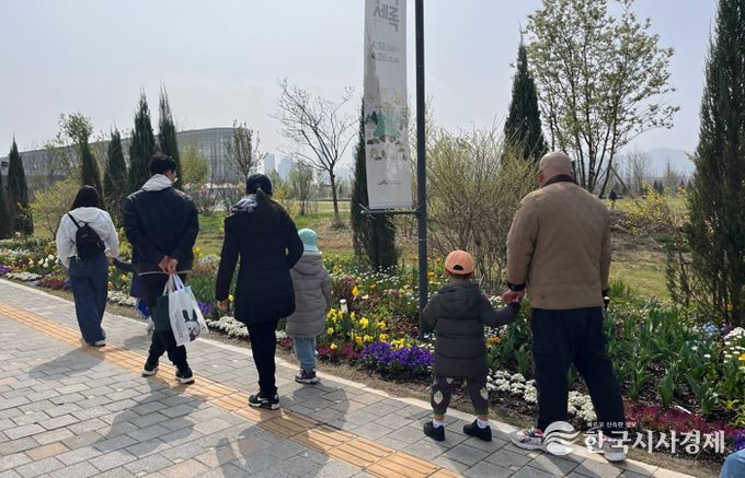 4월 11일, 국립세종수목원에서 세종시 거주 유아 가족들이 생태프로그램“항기체험 대작전”에 참여하고 있다.