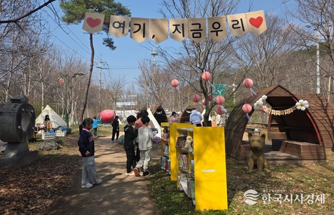 지난 11일 화천 어린이 도서관과 사내 도서관에서 열린 주말 프로그램에서 어린이들과 가족들이 즐거운 시간을 보내고 있다