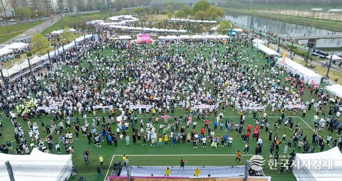 ‘제15회 양천마라톤 대회 #벚꽃런’ 참여를 위해 해마루축구장에 모인 참가자들